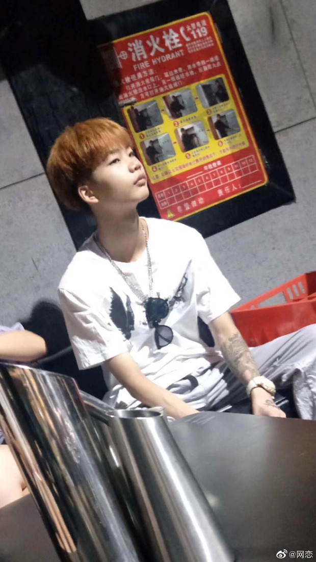 Thế nhưng trái ngược với hình ảnh hot boy trên mạng xã hội, chàng trai đã khiến cô gái sốc nặng khi gặp mặt bởi nhan sắc thật như là hai người hoàn toàn khác nhau. Không còn khuôn mặt lạnh lùng, vẻ ngoài chất, anh chàng trông có phần quê mùa, nhan sắc không có gì nổi bật.