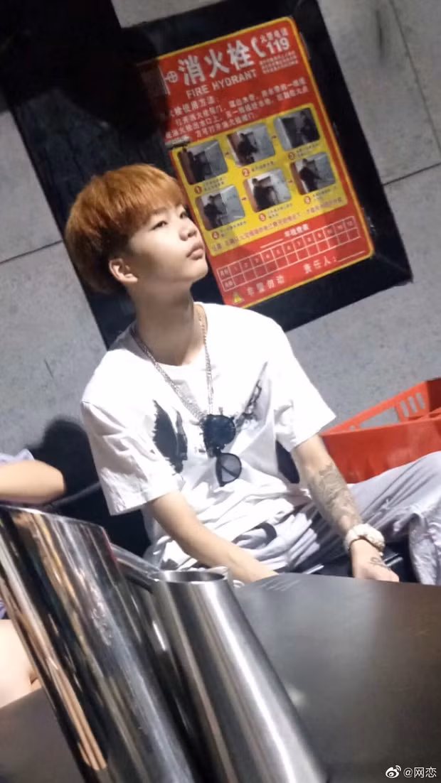 Thế nhưng trái ngược với hình ảnh hot boy trên mạng xã hội, chàng trai đã khiến cô gái sốc nặng khi gặp mặt bởi nhan sắc thật như là hai người hoàn toàn khác nhau. Không còn khuôn mặt lạnh lùng, vẻ ngoài chất, anh chàng trông có phần quê mùa, nhan sắc không có gì nổi bật.