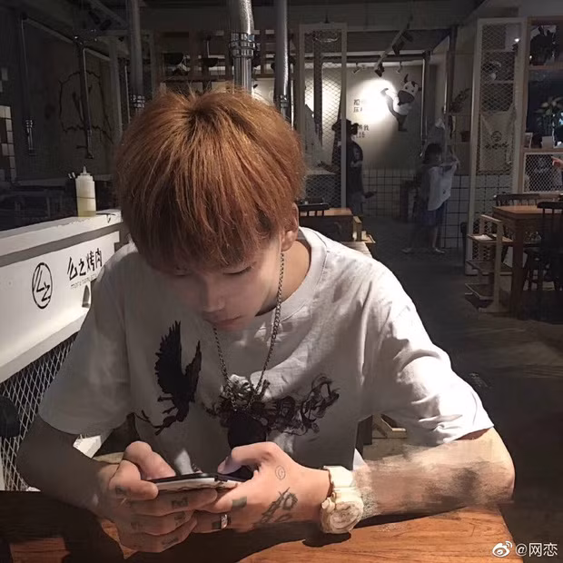 Cặp đôi đã có thời gian khá dài tìm hiểu nhau trên mạng xã hội, anh chàng cũng thường xuyên gửi ảnh cá nhân cho cô gái. Nói chuyện hợp gu cùng mê mẩn nhan sắc khá bắt mắt của bạn trai nên cô gái quyết định hẹn gặp mặt để tiến xa hơn trong mối quan hệ yêu đương.