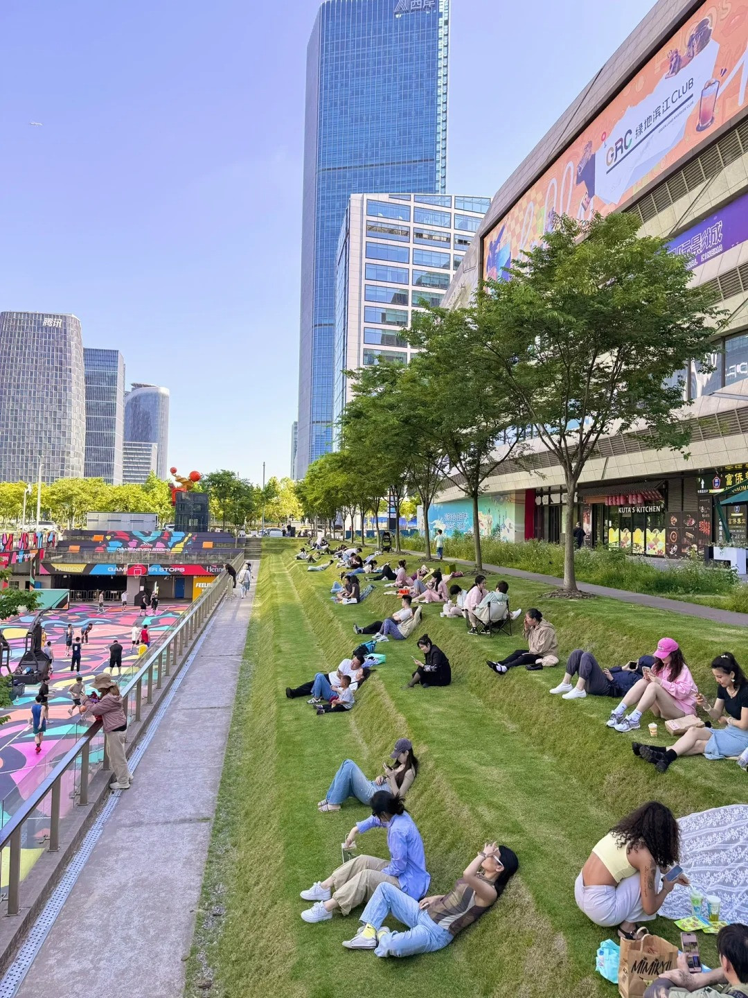 Nhiều người còn mang cả đồ ăn đồ uống đến picnic cùng bạn bè, gia đình.