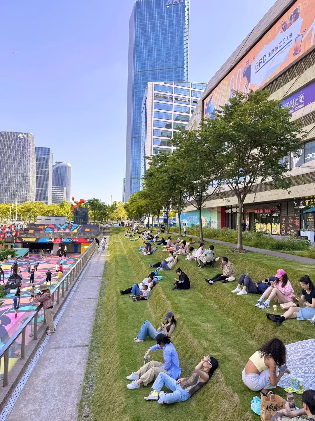 Nhiều người còn mang cả đồ ăn đồ uống đến picnic cùng bạn bè, gia đình.