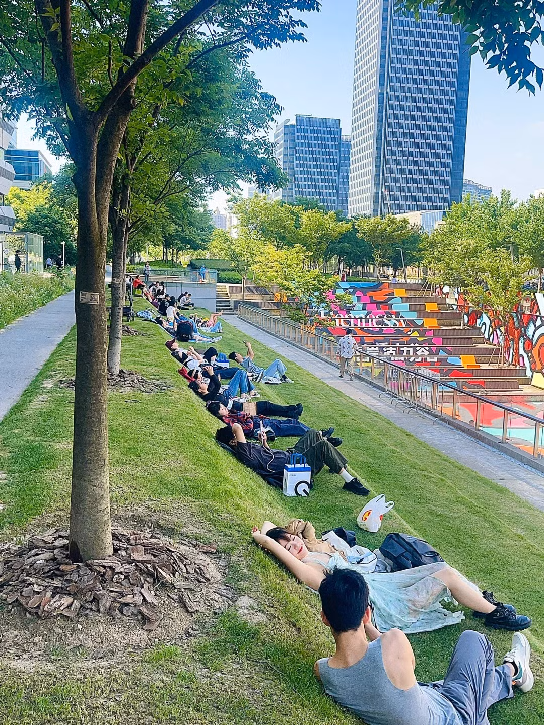 Netizen đã bày tỏ sự nể phục với ai đã nghĩ ra thiết kế độc đáo này: "Ước gì Việt Nam công viên cũng có chỗ như thế này", "trông chill quá, mấy ngày mát mẻ và ra đây thì cũng đánh được mấy giấc".