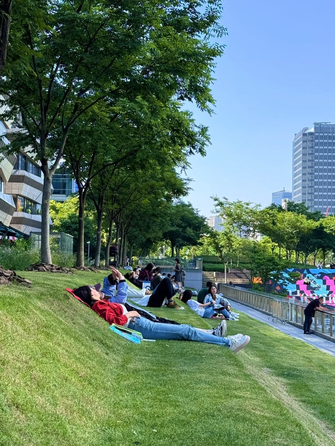 Trên thực tế, bãi cỏ này thu hút rất nhiều người đến đây để thư giãn.