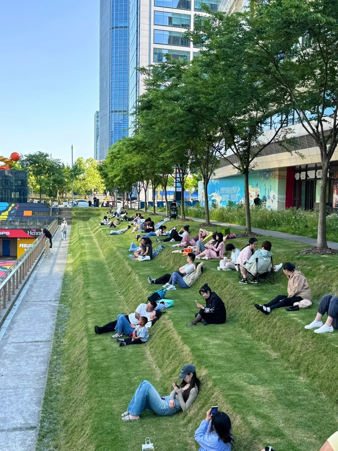 Bãi cỏ được chia thành 3 bậc thang, có thể nằm hoặc ngồi tựa lưng đều rất phù hợp. Đặc biệt, thiết kế như thế này thì người ngồi hàng trên và hàng dưới đều không ảnh hưởng gì đến chỗ ngồi của nhau.
