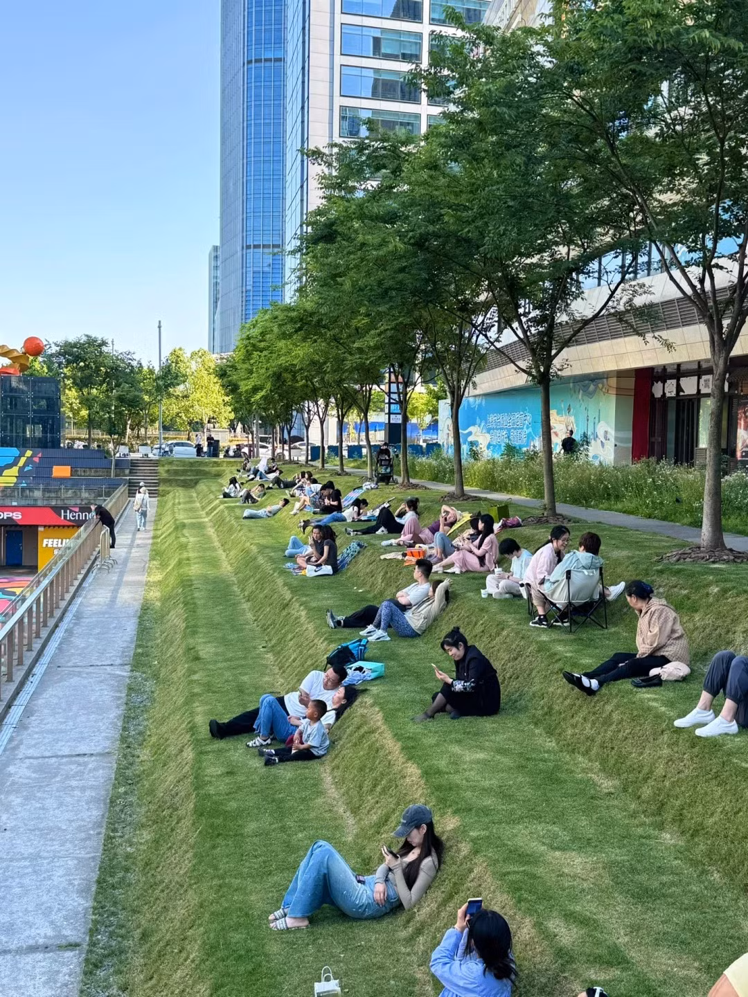 Bãi cỏ được chia thành 3 bậc thang, có thể nằm hoặc ngồi tựa lưng đều rất phù hợp. Đặc biệt, thiết kế như thế này thì người ngồi hàng trên và hàng dưới đều không ảnh hưởng gì đến chỗ ngồi của nhau.