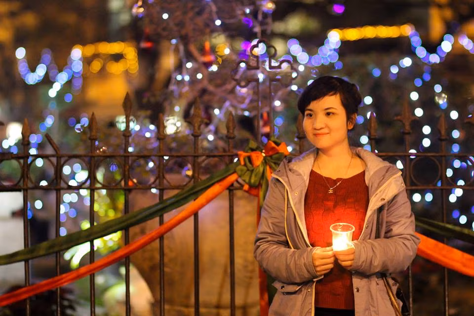 Nhan sắc tỏa cùng ánh nến.