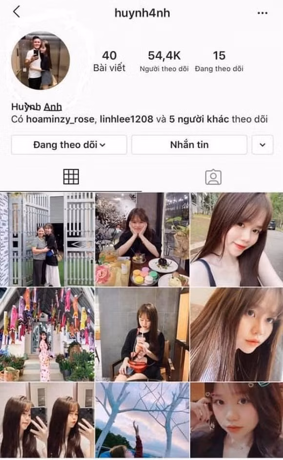 Huỳnh Anh lại gây chú ý khi dùng bức ảnh ôm eo Quang Hải cực tình cảm làm avatar Instagram. Tuy nhiên điều lạ là chỉ sau 20 phút cô nàng đã vội xóa. 