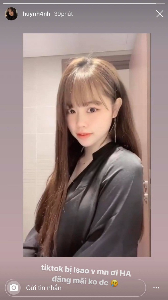 Thế nhưng, nhiều dân mạng lại cảm thấy rất khó hiểu vì cô bạn gần như không thay đổi gì, lớp make up y nguyên từ đầu đến cuối và vẫn xinh đẹp như thường dù ở nhà hay đi ra đường.