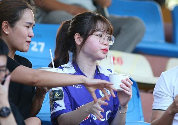 Mới đây Huỳnh Anh khoác áo CLB Hà Nội ra sân cổ vũ bạn trai Quang Hải.