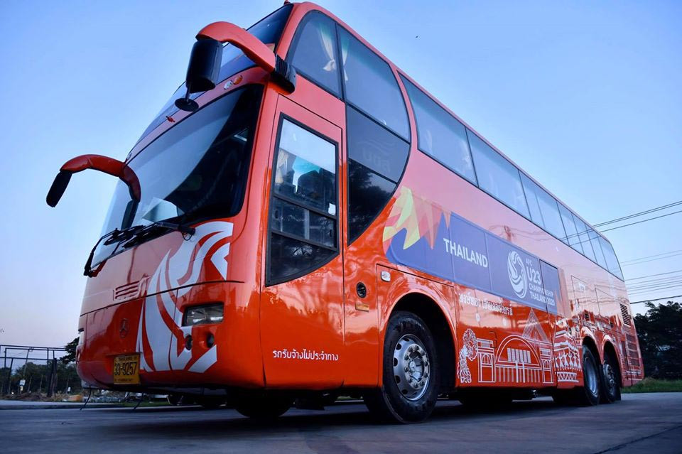 Xe đón các cầu thủ của đội tuyển các nước tham gia VCK U23 Châu Á là loại xe mới được dán rất nhiều hình ảnh đất nước Thái Lan lên thân xe nhằm quảng bá du lịch cho chủ nhà.