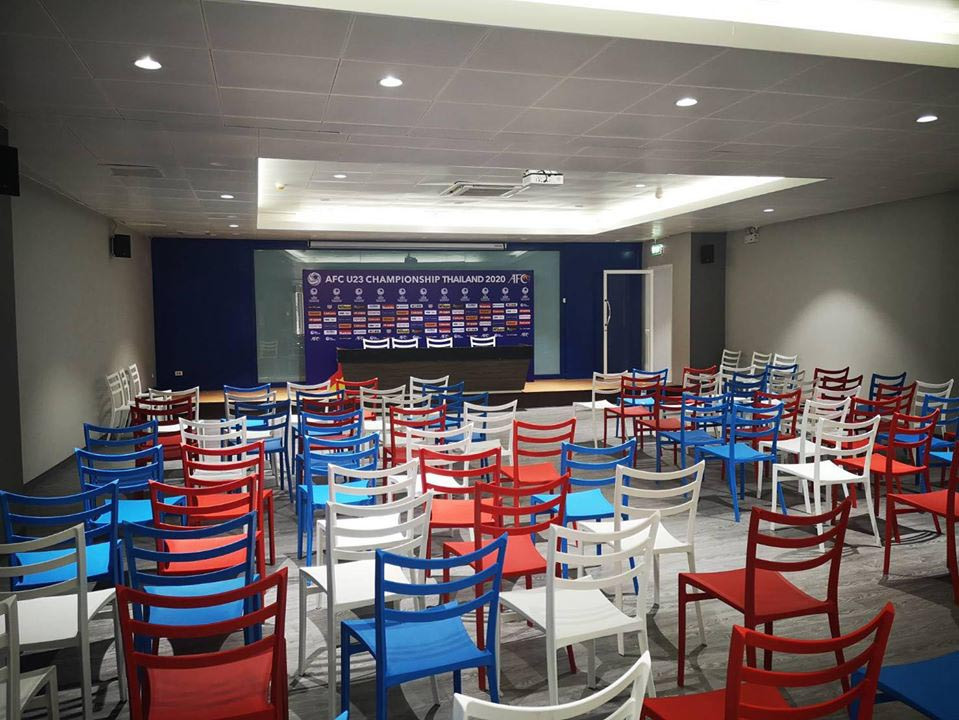 Các phòng họp báo đều được băng-rôn của giải đồng thời xếp ghế ngồi ngay ngắn.