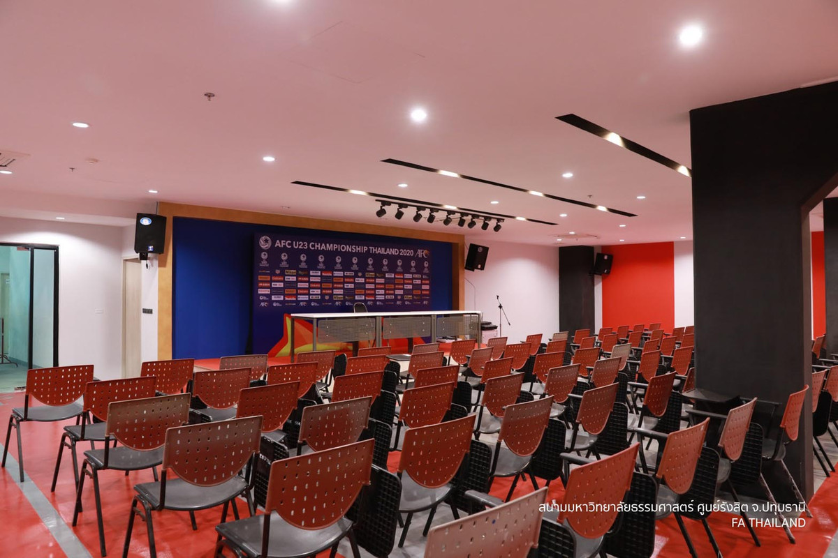 Trái ngược với những hình ảnh phòng họp báo của Philippines tại SEA Games 30 với ghế nhựa và nằm trong căn nhà đang xây dựng dở thì phòng họp báo tại Thái Lan được chuẩn bị tươm tất, trang bị cả hệ thống đèn trần hiện đại.