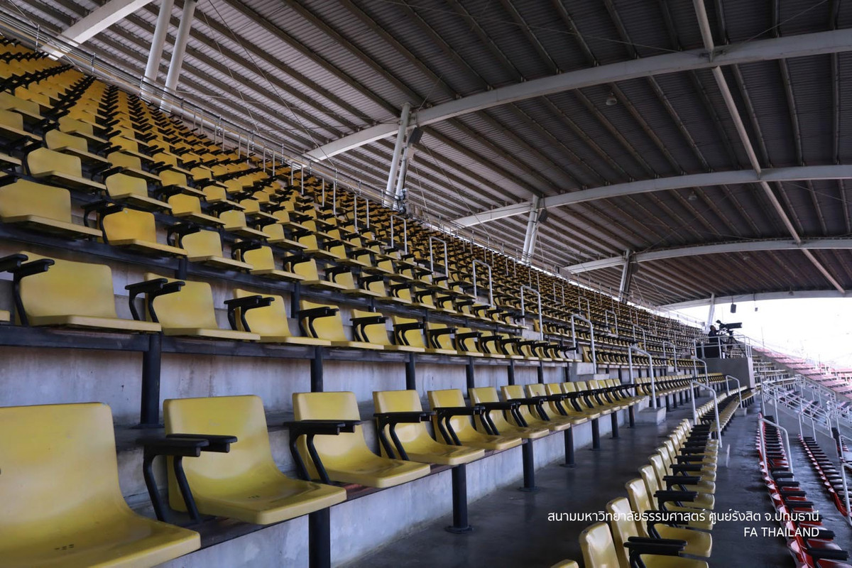 Khán đài với sức chứa lớn đã được dọn dẹp trước đó.