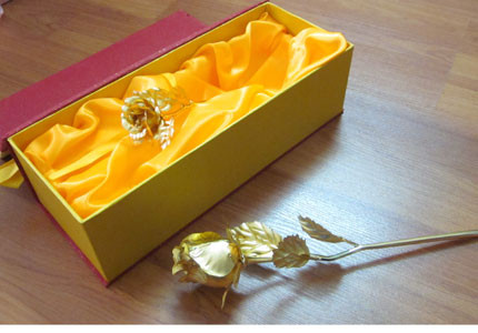 Cũng là tặng hoa nhưng nhiều bạn gái lại thích tặng một bông hoa hồng mạ vàng hoặc mạ bạc trong dịp 8/3 này.