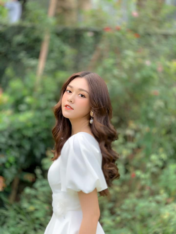 Sau khi lọt vào top 8 Hoa hậu Quốc tế 2019 diễn ra tại Nhật Bản, Nguyễn Tường San trở thành cái tên được cộng đồng mạng quan tâm nhờ phần thi xuất sắc cùng với nhan sắc xinh đẹp hút hồn không kém gì các hot girl đình đám.