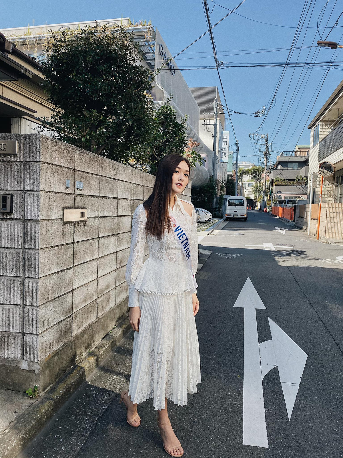 Hot girl Tường San tạo sự đình đám nhờ nhan sắc, thành tích học tập cùng khả năng nói tiếng Anh nổi trội. Tường San từng nhiều lần xuất hiện trên các trang tạp chí, báo dành cho tuổi học trò.