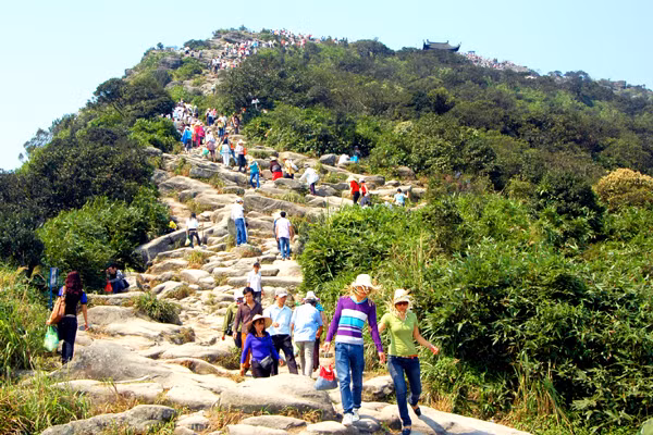 Yên Tử là nơi phát xuất của thiền phái Trúc Lâm. Hàng năm cứ vào ngày mùng 10 tháng giêng, hàng vạn du khách thập phương rủ nhau về đây thắp hương và vãn cảnh du xuân.