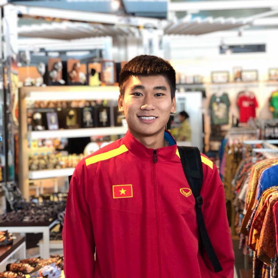 Mạnh Dũng là 1 trong 3 cầu thủ đá ở vị trí tiền đạo được triệu tập lên đội tuyển U23 Việt Nam lần này bên cạnh hai người hùng vừa trở về từ SEA Games là Tiến Linh và Đức Chinh.