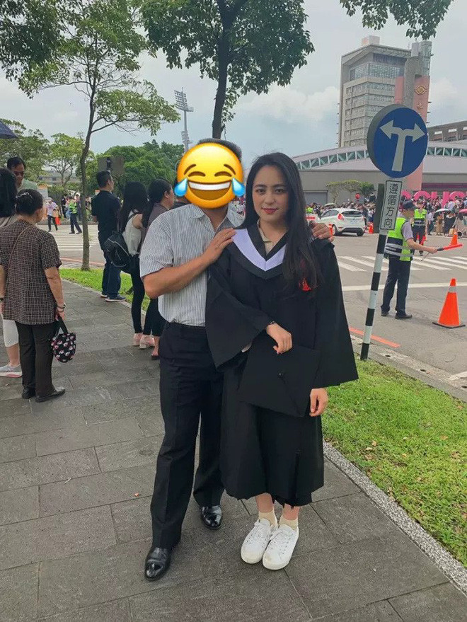 Với ngoại hình mới, Tiểu Miên có cuộc sống hoàn toàn khác, cô thoải mái mặc các trang phục mình yêu thích, học trang điểm,...mà không bị bất kỳ ai trêu đùa.