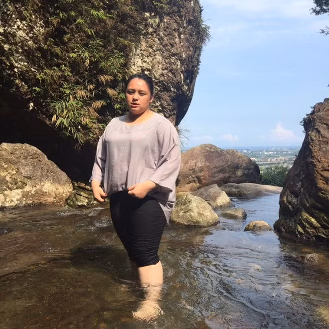 Có ngoại hình không mấy bắt mắt, Tiểu Miên thường xuyên bị bạn bè trêu đùa, thậm chí so sánh cô với con voi. Khi cô nàng mặc váy cũng bị những người xung quanh xúm vào bàn luận, cho rằng không mấy xinh đẹp nhưng lúc nào cũng đú đởn. Cũng chính vì bị châm chọc như vậy và cảm xúc không thể chịu được lời nói của thiên hạ nên cô nàng quyết tâm giảm cân.