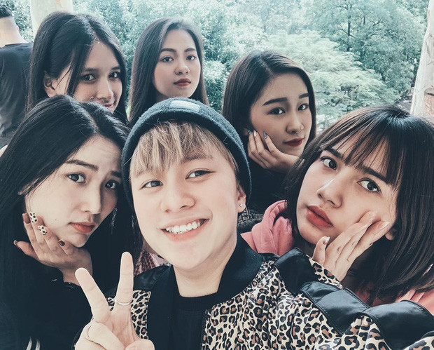 Sau khi tấm ảnh Bảo Hân phim Về nhà đi con chụp chung cùng nhóm bạn nữ cùng lớp, người hâm mộ phát hiện ra xung quanh cô nàng toàn những "cực phẩm nhan sắc". Trong đó cô nàng Vân Anh là được chú ý nhất nhờ vẻ xinh đẹp, dịu dàng.