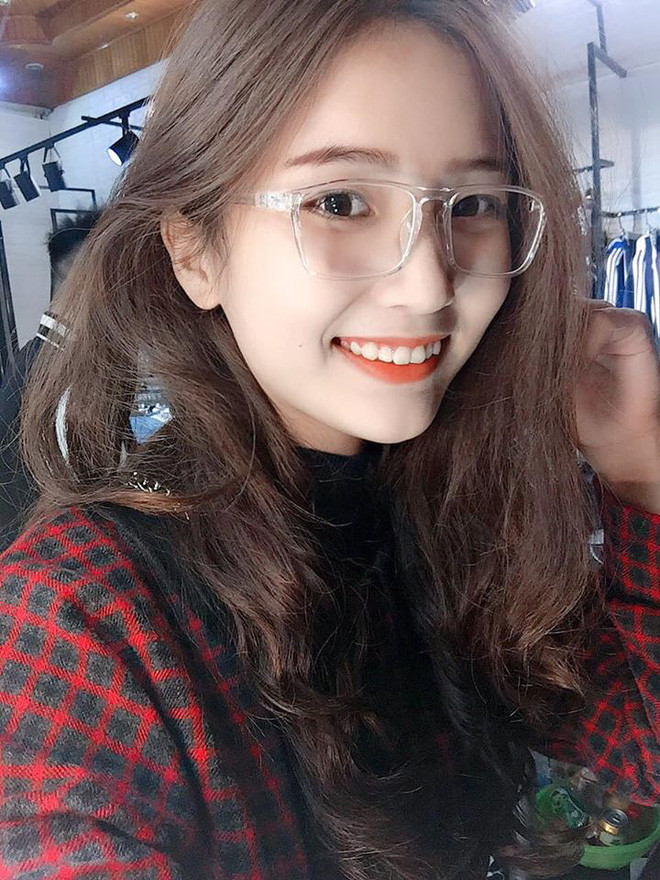 Bạn thân Bảo Hân chia sẻ số tiền cô nàng kiếm được nhờ công việc làm mẫu cũng đủ cho bản thân trang trải chuyện ăn uống, đỡ được một khoản tiền kha khá cho bố mẹ khi phải sống xa gia đình.