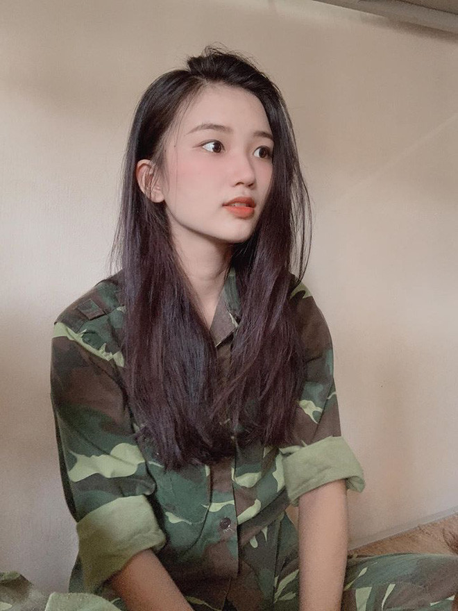 Trái ngược với người bạn nổi tiếng theo đuổi phong cách cá tính, Vân Anh sở hữu vẻ ngoài dịu dàng với mái tóc đen dài, đôi mắt to cùng nụ cười hiền.