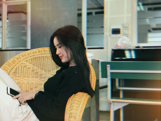 Dù được biết đến là bạn của Bảo Hân Về nhà đi con nhưng Vân Anh trước đó từng giành giải Á khôi cuộc thi Hương sắc Việt Nam.