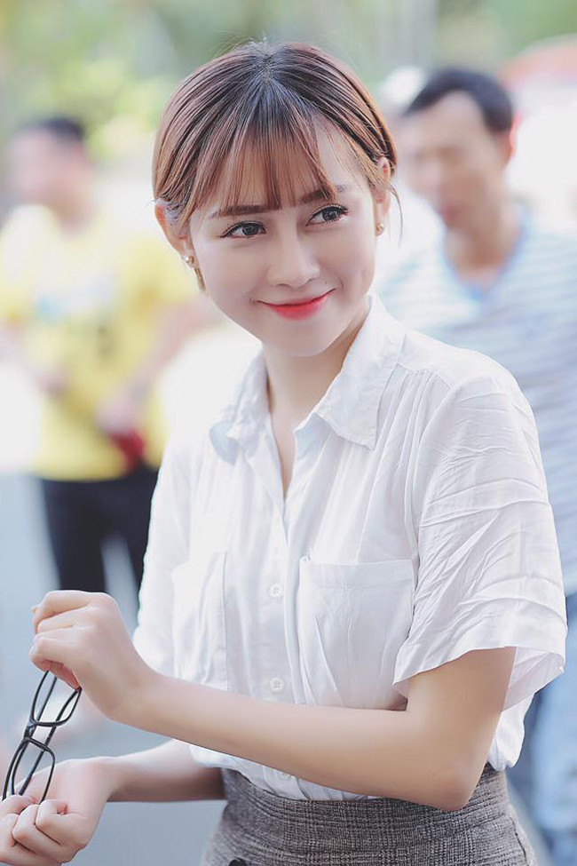 Mới đây tên tuổi của Phương Thoa bất ngờ phủ sóng trên mạng xã hội khi loạt ảnh diện đồ gợi cảm của cô nàng được chia sẻ rầm rộ. Trong ảnh, nữ chính nổi bật với kiểu mặc lộ chân ngực (underboob). Được biết, loạt ảnh này được chụp cách đây khá lâu nhưng đến nay được chia sẻ lại đã gây chú ý lớn.