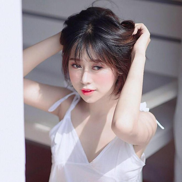 Sở hữu chiều cao 1m68 cùng gương mặt khả ái, gái xinh gốc Quảng Nam hiện là người mẫu, diễn viên tự do tại TP. HCM. Ở tuổi 21, Phương Thoa bỏ túi nhiều giải thưởng tại các cuộc thi nhan sắc như Top 30 Hoa khôi sinh viên Việt Nam 2017, Á khôi 1 Miss Cybermile 2017, tham gia cuộc thi Siêu mẫu Việt Nam 2017. Ngoài ra, cô còn góp mặt vào một số viral, TVC cho nhiều nhãn hàng.