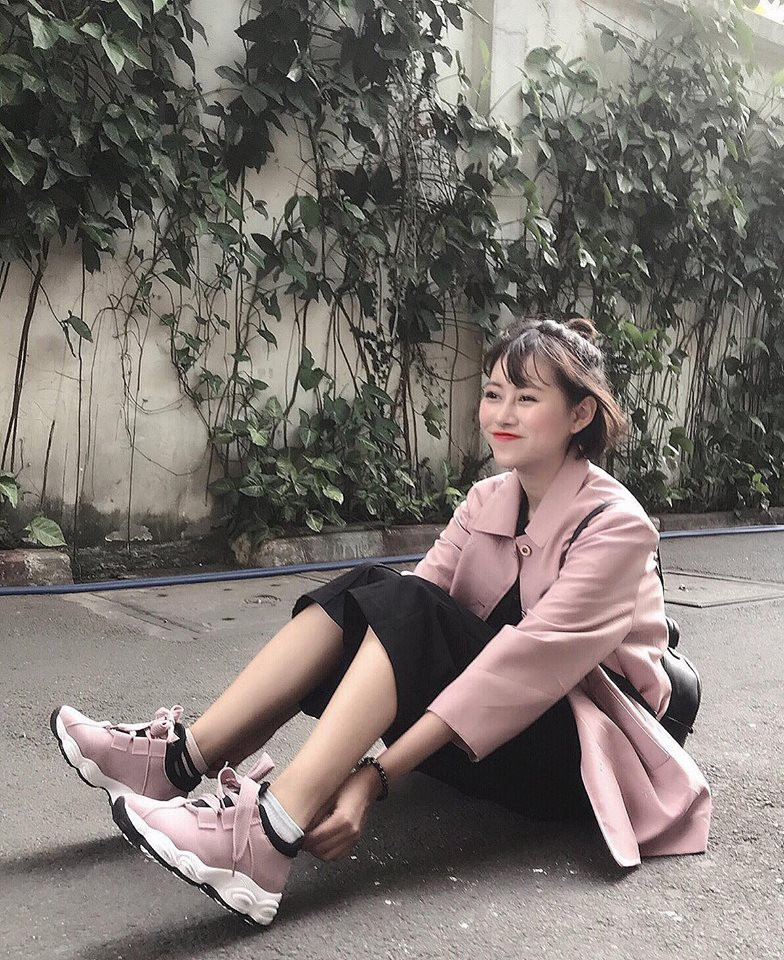 Thời điểm đó, clip ghi lại hình ảnh một cô gái có chất giọng đọc chậm rãi và lạnh lùng giống đặc "chị Google" đã phủ sóng trên khắp các diễn đàn mạng. Ngay khi clip đăng tải, phần đông dân mạng tỏ ra thích thú và ngạc nhiên trước diện mạo cực xinh đẹp của người này.