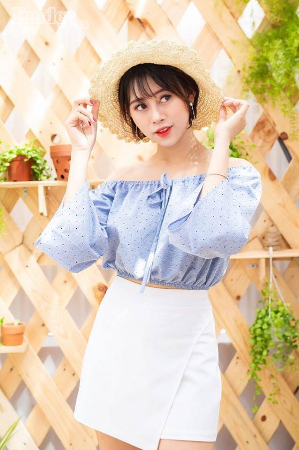 "Từ khi tôi nghe tiếng 'chị Google' tôi đã đọc theo được. Tôi nghĩ nó cũng dễ thôi, ai cũng có thể nói được. Tôi không ngờ clip lại nhận được sự quan tâm của mọi người nhiều đến vậy", cô gái trẻ cho hay. Trước đó, Phương Thoa từng được báo chí đưa tin về một số clip ghi lại khoảnh khắc hài hước như "Nhất quyết không chịu vào uống trà sữa vì chưa trang điểm", "Cô gái bất chấp nhảy nhót làm trò giữa đường để được mua 3 ly trà sữa"...