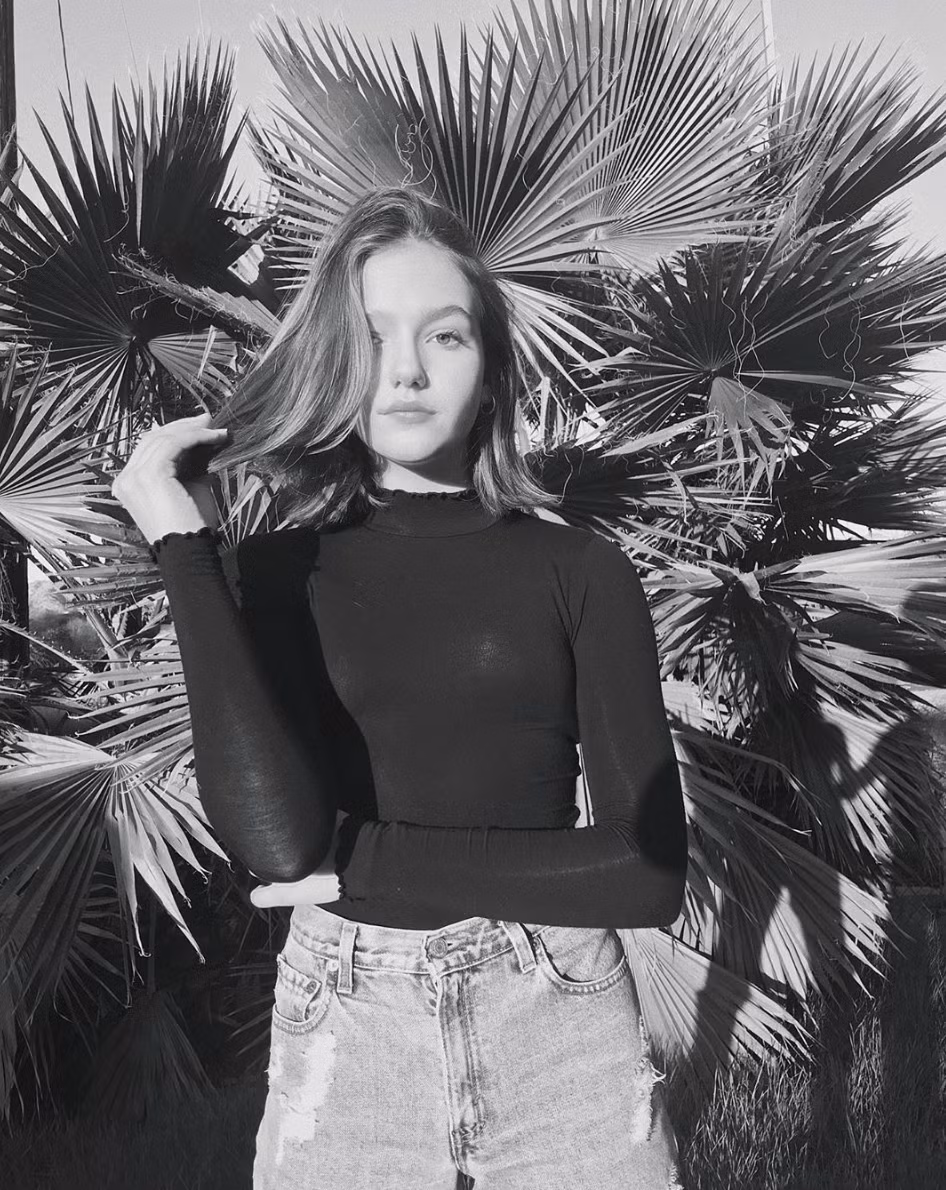 Sở hữu nhan sắc thuần gái Mỹ cực kỳ cuốn hút và thân hình như siêu mẫu nổi tiếng dù mới chỉ 16 tuổi, Jayden Bartels sớm có cơ hội bén duyên với nghệ thuật. Cô nàng từng được biểu diễn trong concert của Justin Bieber, góp mặt với vai trò cameo ở MV The Man của Taylor Swift.