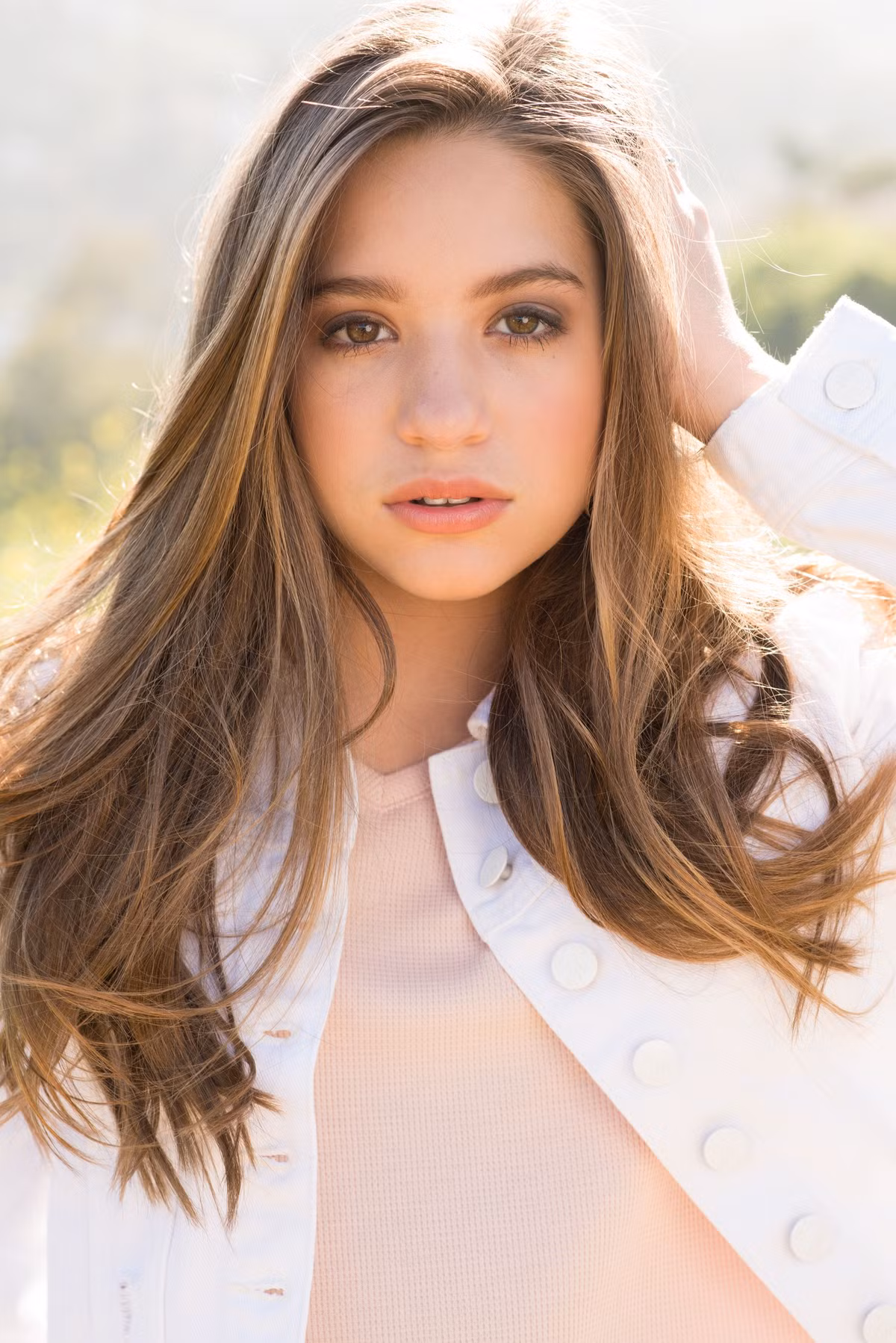 Mackenzie Ziegler là hot girl lai mang trong mình 3 dòng máu Ba Lan, Đức và Italy. Chính nhờ thế mà vẻ đẹp của cô được đánh giá là sự hoà quyện của các nền văn hoá khác nhau. Lợi thế về ngoại hình giúp cô có cơ hội thử sức trong lĩnh vực làm mẫu ảnh, diễn viên.
