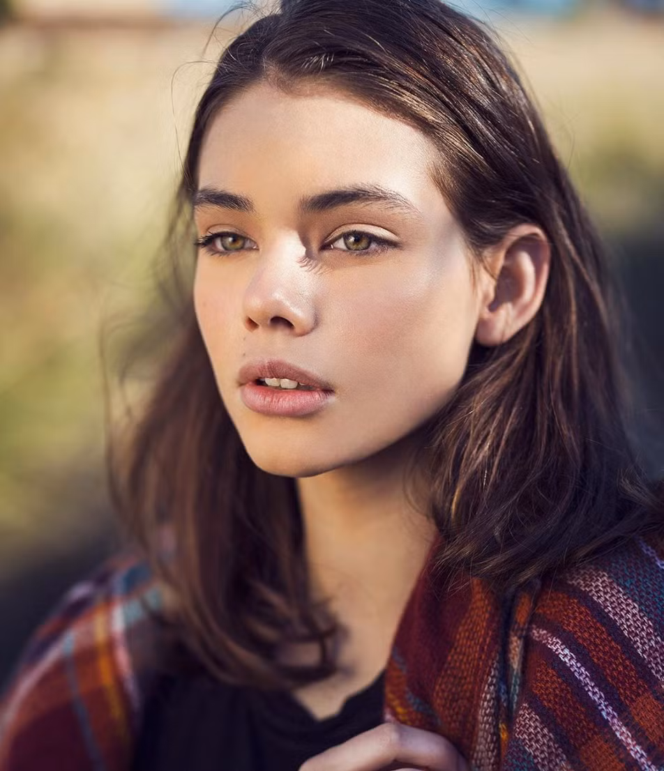 Mang trong mình 3 dòng máu Tây Ban Nha, Mỹ và Philippines, Laneya Grace từng được mệnh danh là "Cô bé xinh đẹp nhất thế giới". Nhờ ngoại hình cực phẩm nên cô nàng bước vào làng giải trí dễ dàng với vai trò là mẫu nhí cho các nhãn hàng, tạp chí lớn tại Mỹ.