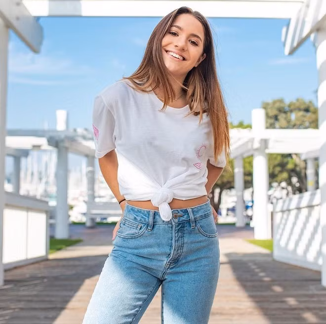 Gái xinh 10X rất yêu thích ca hát cũng như vũ đạo. Năm 10 tuổi, Mackenzie Ziegler ra mắt MV đầu tay có tên Mack Z, đến năm 16 được nhiều người biết đến với vai trò là một vũ công chuyên nghiệp.