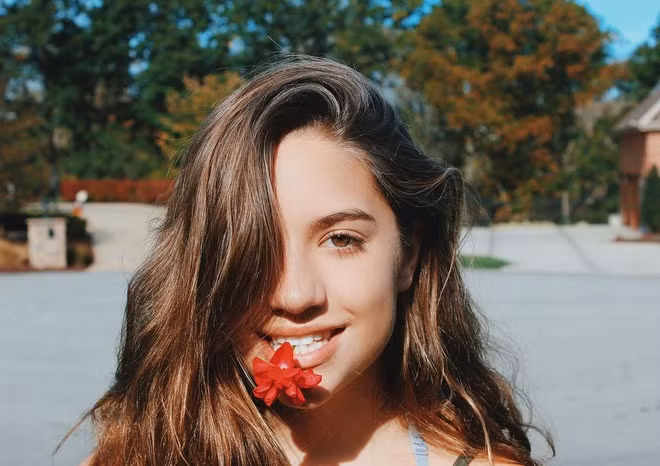 Năm 2018, hot girl Tây Mackenzie Ziegler được nhiều người biết đến khi góp mặt trong MV What If của Johnny Orlando, chính nhờ đó mà cô nàng chiến thắng thuyết phục ở hạng mục gái xinh được yêu thích trong Lễ trao giải Teen Choice Awards 2018.