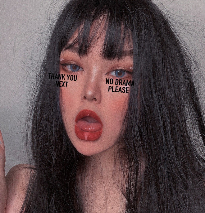 Cô nàng theo đuổi phong cách lạnh lùng, cá tính và có phần quyến rũ.