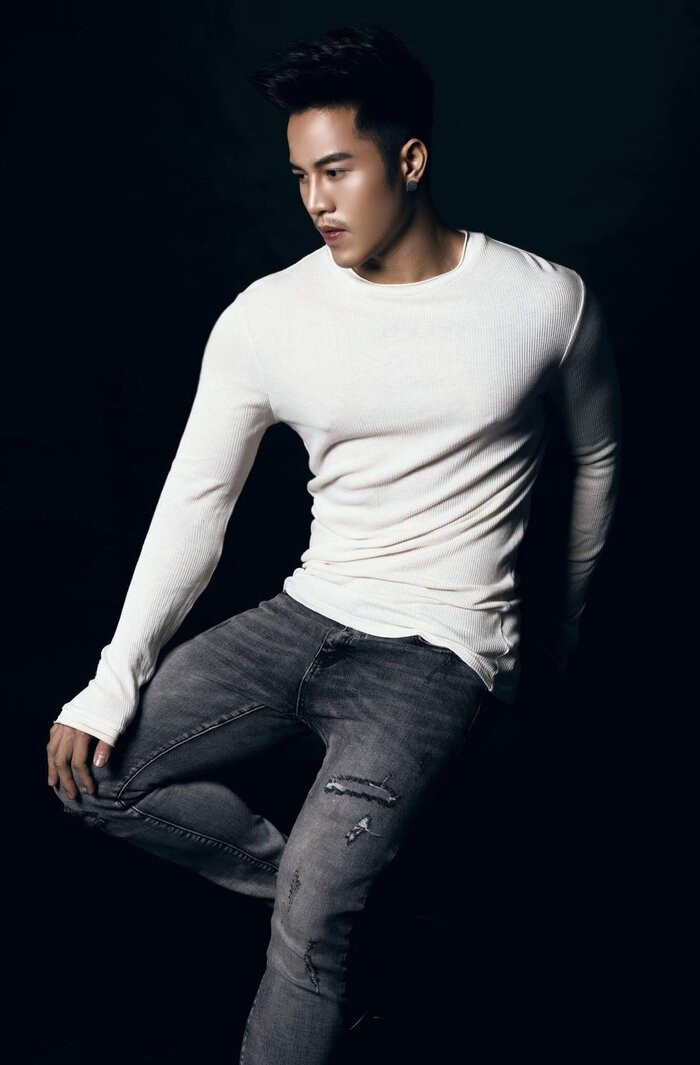 Vì bề ngoài béo ú Bình từng bị bạn bè châm chọc, trêu ghẹo hay bêu rếu trước lớp.