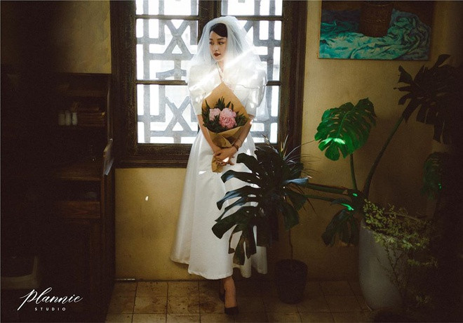 Mới đây, trên trang cá nhân, hot girl Mi Vân đăng tải bộ ảnh cưới cực tình của cô và bạn trai 5 năm. Bên dưới phần bình luận, nhiều người hâm mộ gửi lời chúc phúc, đồng thời khen ngợi cặp đôi đúng chuẩn "trai tài gái sắc".