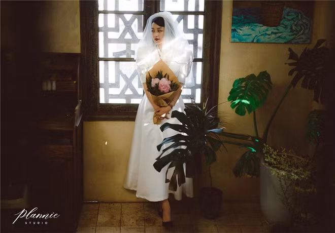 Mới đây, trên trang cá nhân, hot girl Mi Vân đăng tải bộ ảnh cưới cực tình của cô và bạn trai 5 năm. Bên dưới phần bình luận, nhiều người hâm mộ gửi lời chúc phúc, đồng thời khen ngợi cặp đôi đúng chuẩn "trai tài gái sắc".