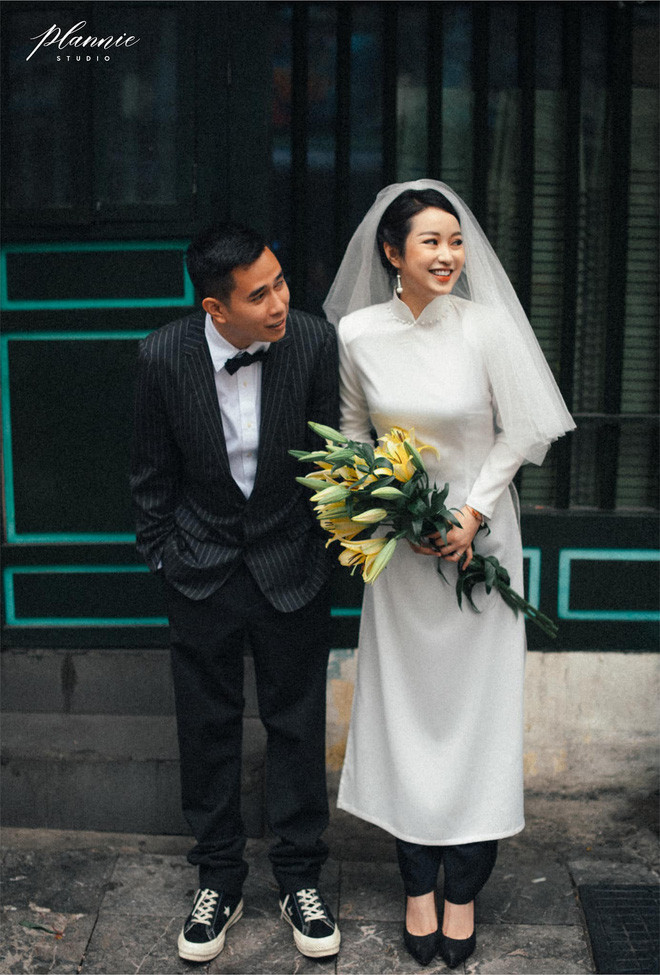 "Một chút lang thang, thơ thẩn và hoài niệm về Hà Nội vào một ngày mùa đông mờ mịt sương khói đã làm nên bộ ảnh cưới đẹp và bình dị như tình yêu của chúng tui. Hai đứa đều yêu Hà Nội và những buổi chiều lượn lờ phố xá, ngắm hồ Gươm, hồ Tây, chui vào ngóc ngách phố cổ ăn quà vặt" - Mi Vân viết trên trang cá nhân.