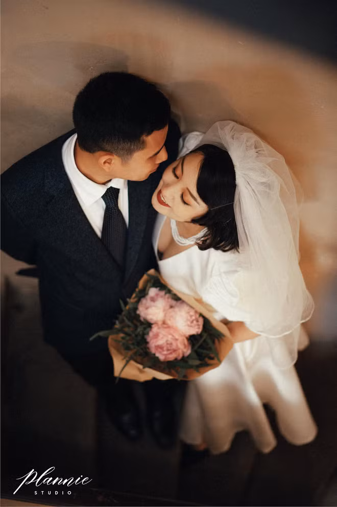 Mi Vân cho biết, toàn bộ ý tưởng của bộ ảnh được cô bất chợt nghĩ ra vào một buổi chiều. Cảnh vật xung quanh chỉ là phần phụ, xuyên suốt bộ ảnh là những khoảnh khắc tình tứ của đôi trẻ. Đối với cô, niềm hạnh phúc của con người mới là đẹp đẽ nhất.