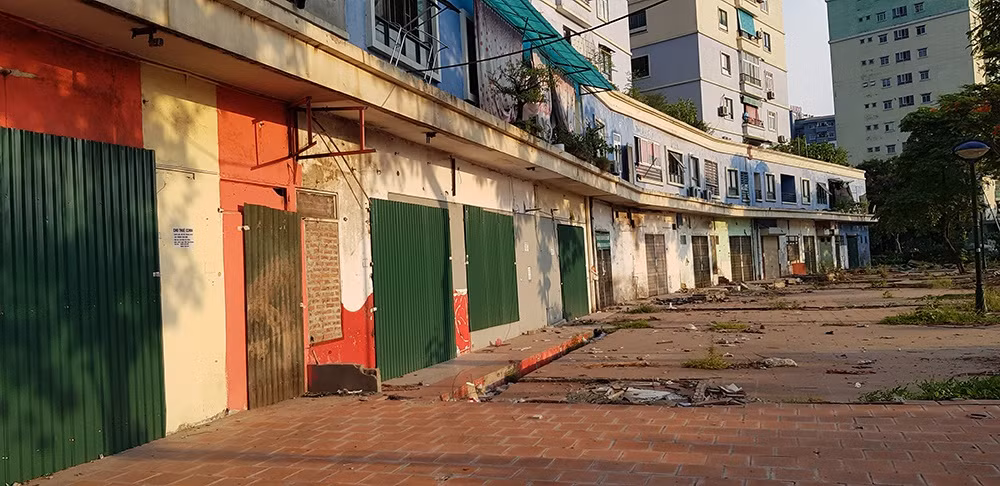 Ha Noi dang lang phi hang chuc ngan m2 san thuong mai?