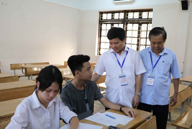 Thi sinh dac biet mua thi 2020: Ngoi mot phong, co nguoi chep ho bai