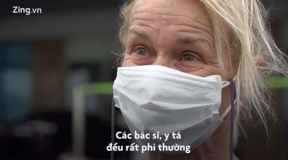 Thời gian ở viện, người phụ nữ nước ngoài đã cố gắng thuộc tên từng y, bác sĩ Việt Nam bởi đó là những người đã mang lại cuộc sống thứ 2 cho bà. Dù ở một đất nước hoàn toàn xa lạ nhưng chính trách nhiệm và lòng nhân ái lay động được trái tim người phụ nữ này.