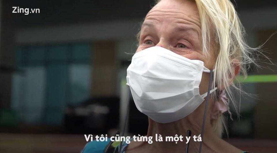 Mới đây, chia sẻ của một người phụ nữ nước ngoài khi chữa khỏi COVID-19 và được xuất viện tại Việt Nam xuất hiện trên mạng xã hội khiến nhiều người vô cùng tự hào. "Tôi từng là một y tá, tôi biết mình có thể chết vì bệnh này. Các bác sĩ Việt Nam đã cứu tôi khi cái chết cận kề, họ đều rất phi thường là là những người tuyệt vời. Xin cảm ơn" - Người phụ nữ nói.