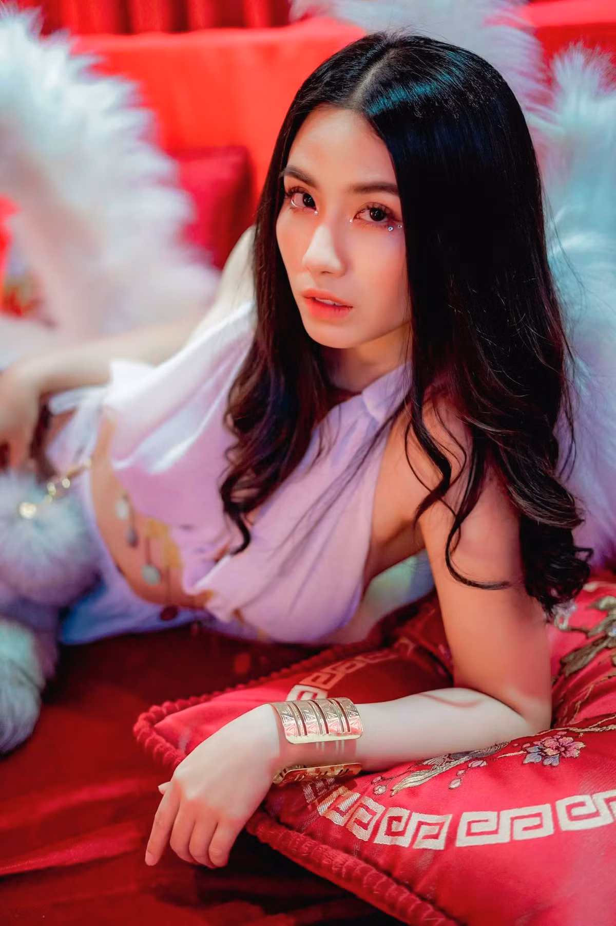 Cô nàng cũng ăn mặc, make up chỉn chu hơn trong mỗi bức ảnh được đăng tải.