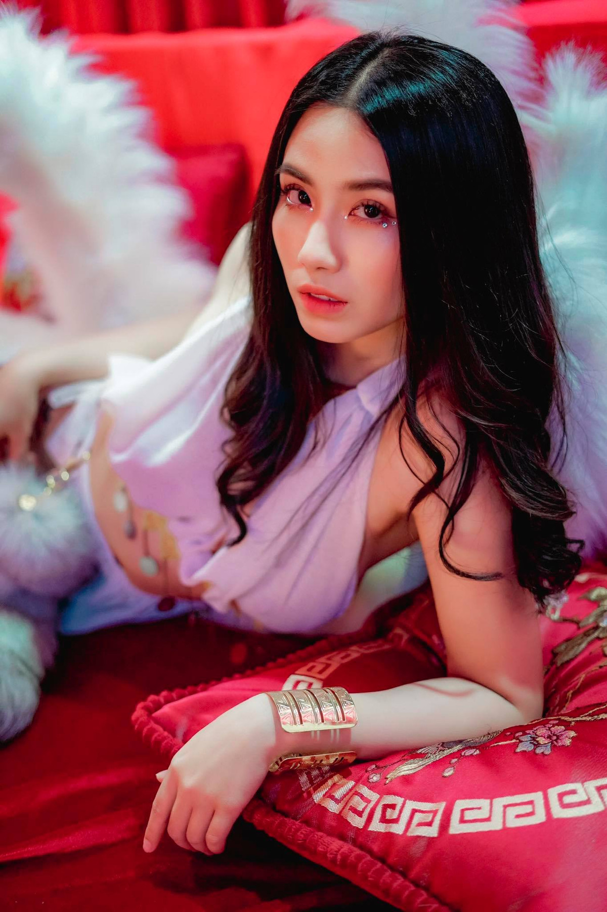 Cô nàng cũng ăn mặc, make up chỉn chu hơn trong mỗi bức ảnh được đăng tải.