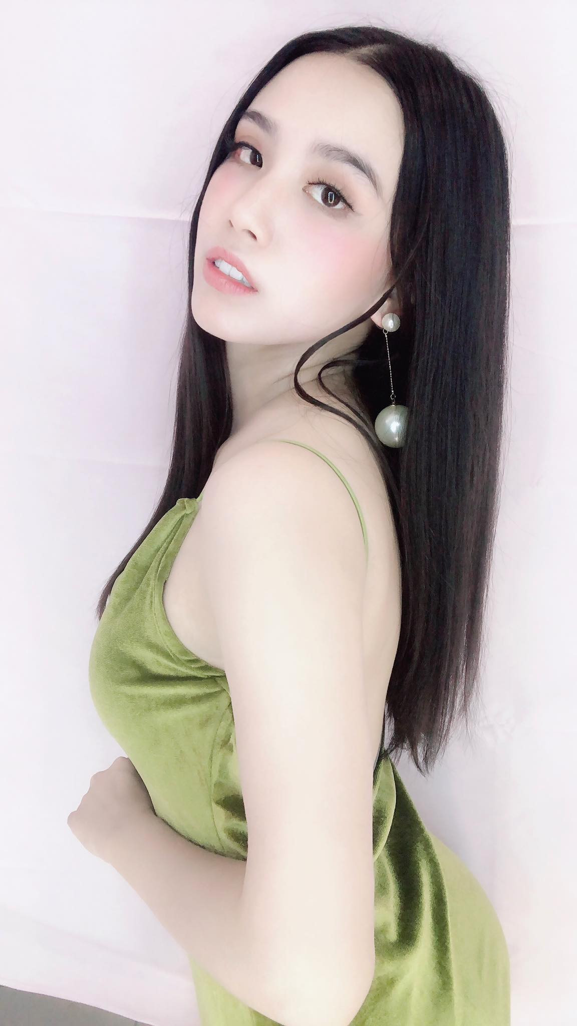 Hiện tại, hot girl đang sống tại TP.HCM, vẫn theo nghề diễn viên và mẫu ảnh.